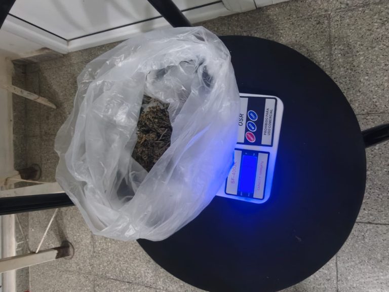Demoraron a un automovilista en Realicó: manejaba el vehículo de una clienta sin licencia y llevaba marihuana