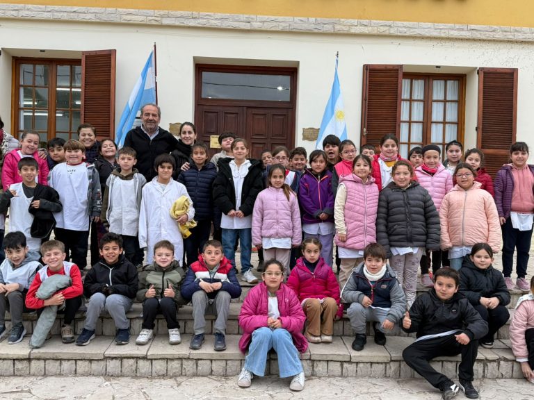 Bernardo Larroudé: alumnos locales diseñaron folletos para impulsar el turismo en el norte pampeano y se los presentaron al intendente Gallotti
