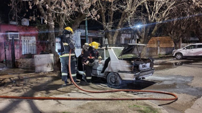 Importante incendio destruyó un auto durante la madrugada en General Pico
