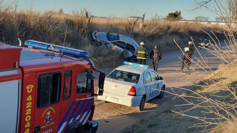 Despiste y vuelco camino hacia la laguna: dos ocupantes fueron asistidos por el SEM
