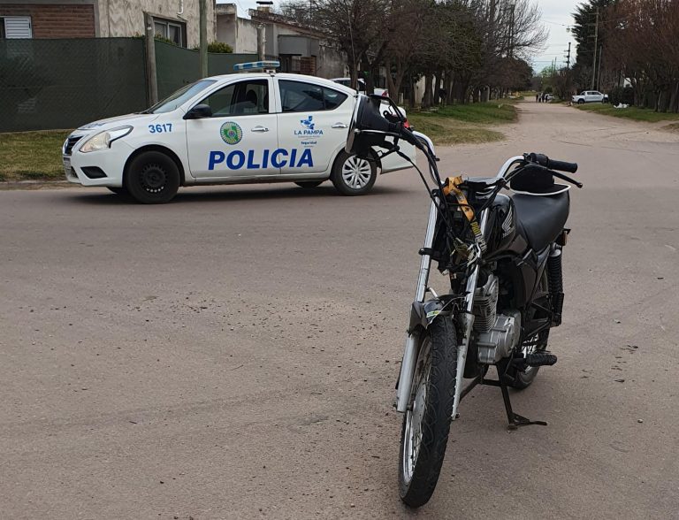 Fuerte choque en calles 44 y 17: un motociclista  terminó hospitalizado
