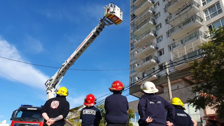 Bomberos Voluntarios realizaron un exitoso simulacro con el hidroelevador en edificios de General Pico