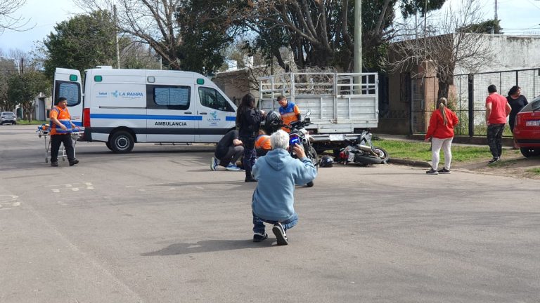 Fuerte choque en General Pico: una joven motociclista fue hospitalizada tras impactar contra un auto