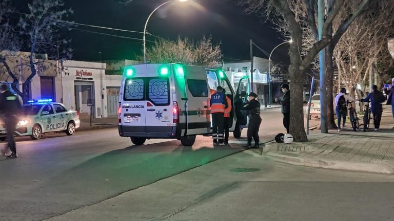 Choque y fuga en General Pico: un motociclista impactó contra un auto y abandonó a su acompañante herido