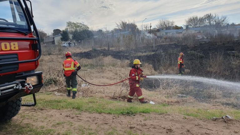 Bomberos controlaron un incendio de pastizales en la intersección de la Ruta 1 y calle 504