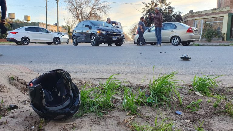 Fuerte choque en calles 40 y 27: un joven sufrió un golpe en la cabeza y la moto desapareció de la escena