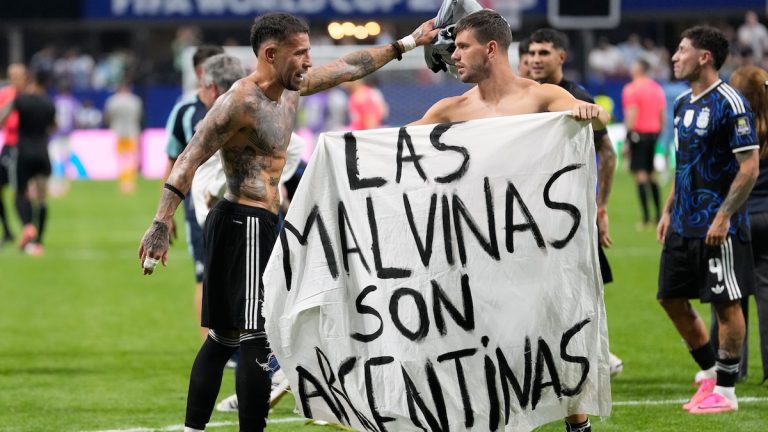 Duras sanciones de la FIFA a la Selección por la bandera de Malvinas y cantos discriminatorios