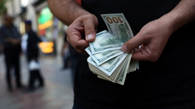 El dólar mayorista cerró la semana a la baja y quedó rozando los 1.500 pesos