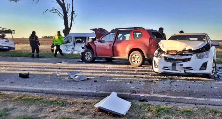 Choque múltiple en la Ruta Nacional 5: un camión impactó contra vehículos detenidos y dejó a varias personas hospitalizadas