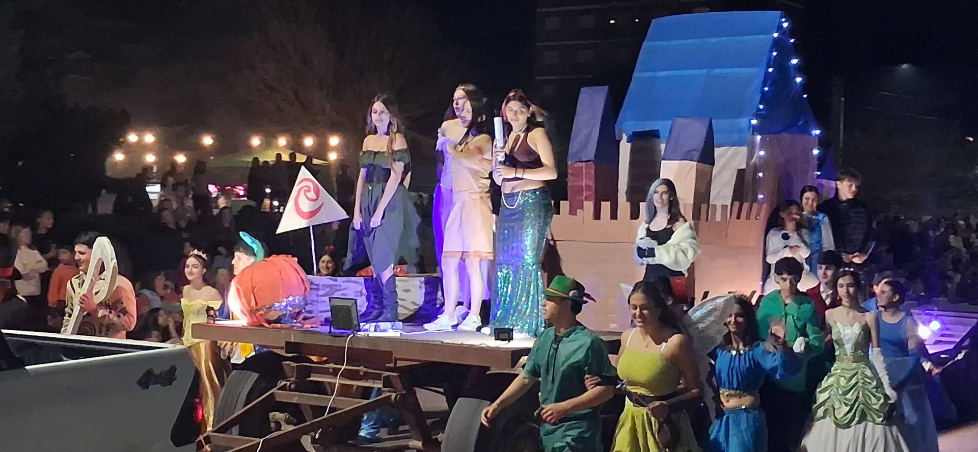 Intendente Alvear celebró el cierre del Festival Primavera con desfile de carrozas y diversas actividades
