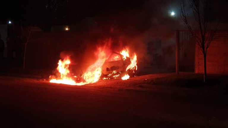 Presunto incendio intencional de un vehículo durante la madrugada en General Pico