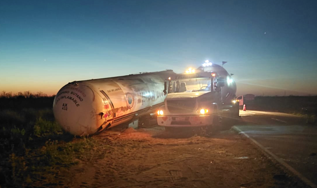 Camión cisterna volcado en la Ruta Nacional 143
