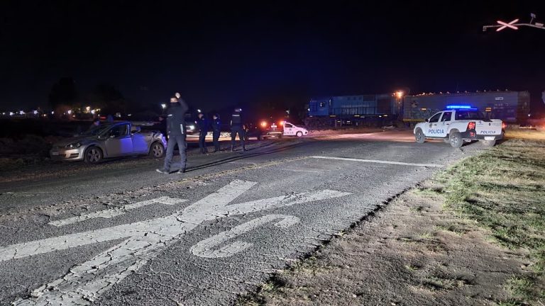 General Pico: un tren embistió a un auto en la avenida Circunvalación y el conductor salvó su vida
