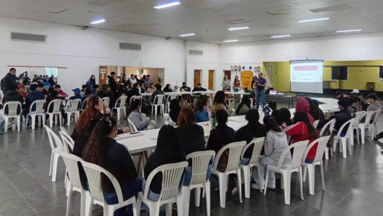 Colegios secundarios del sur pampeano participaron de una jornada sobre prevención del suicidio y consumos problemáticos