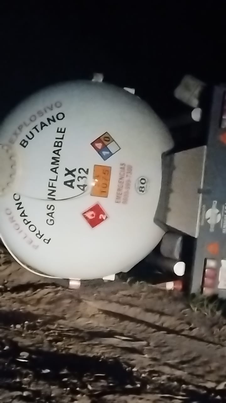 Vuelco de camión con gas licuado en la Ruta 143