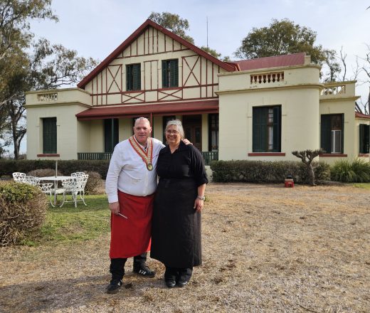 Javier Araujo Montes y Betina Lago, frente a la casa que hoy funciona como La Pampeana.