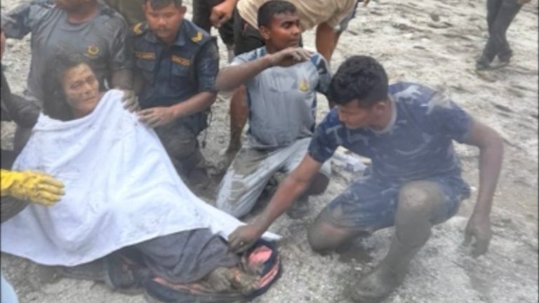 Milagro en Nepal: sobrevivió 10 días bajo los escombros tras ser dada por muerta en su propio funeral