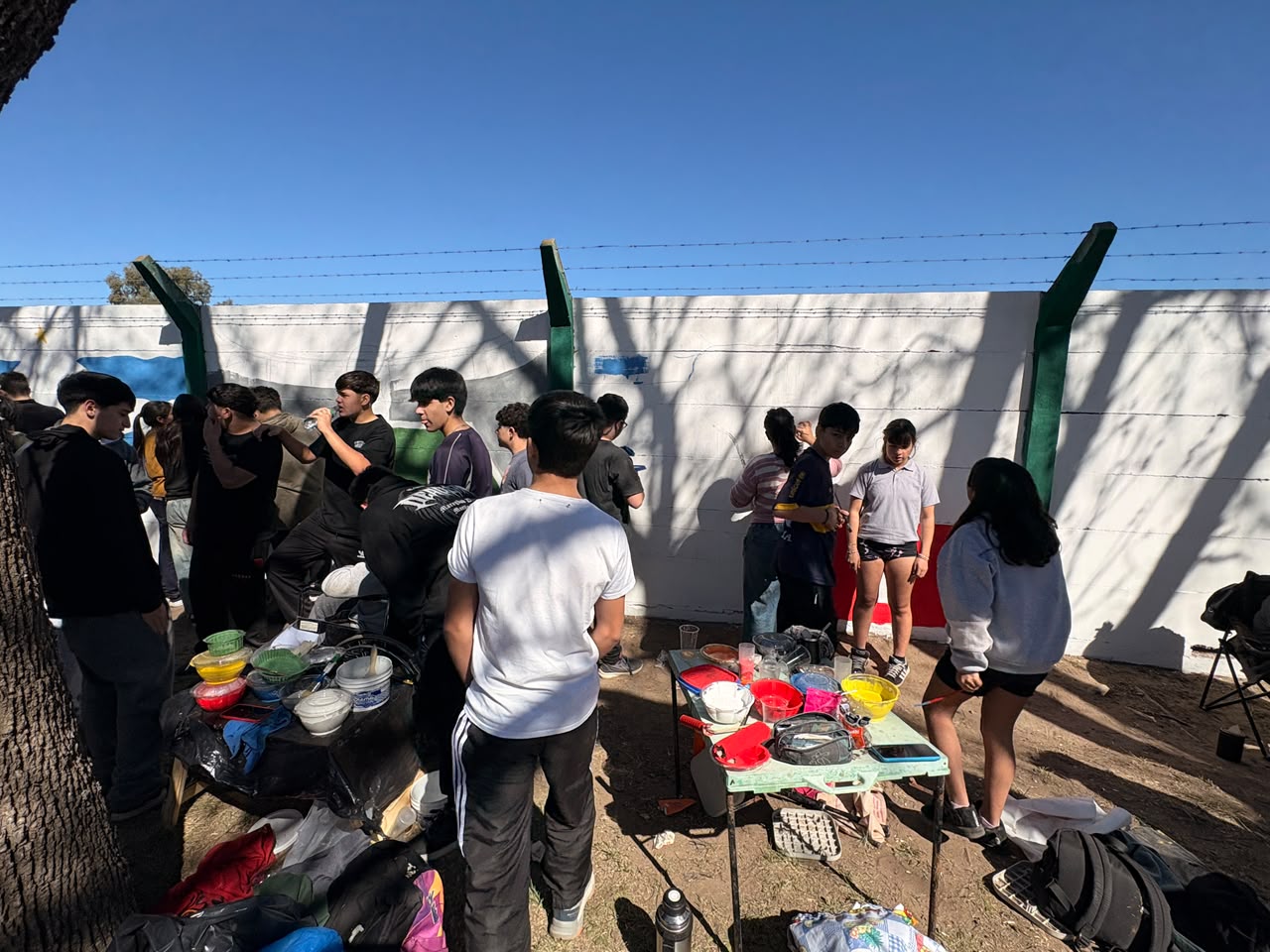 Estudiantes trabajando en los murales
