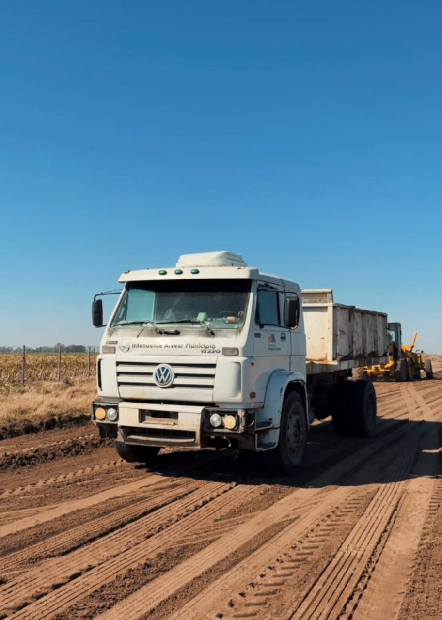 Intendente Alvear avanza con el mantenimiento y recuperación de caminos vecinales ante la situación hídrica