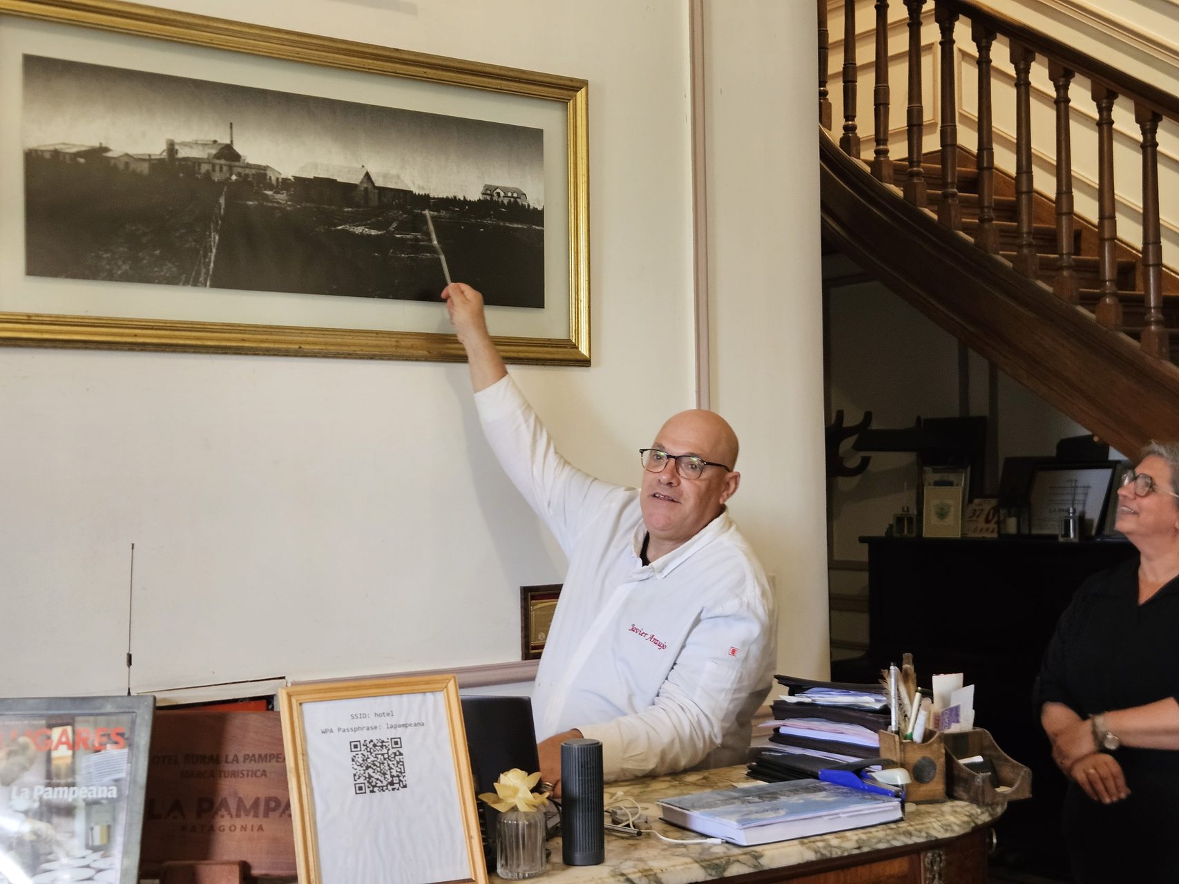 Javier Araujo señala una fotografía histórica del antiguo frigorífico