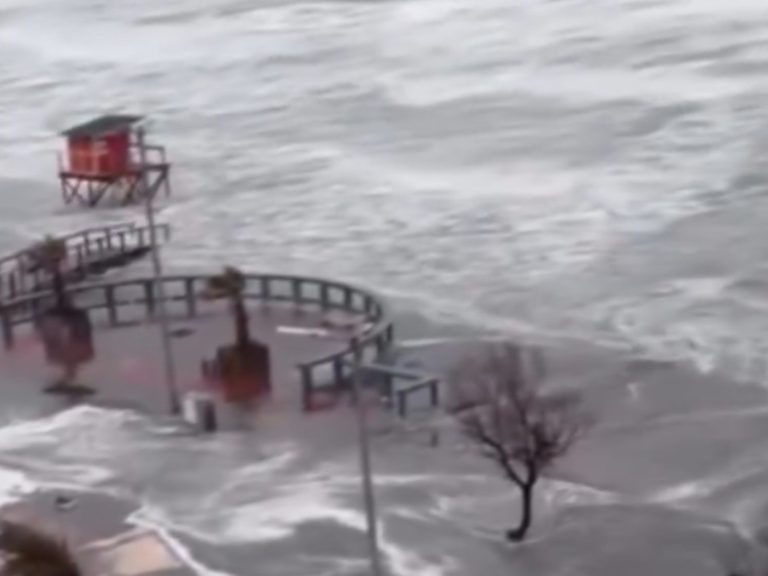 Temporal en la Costa Atlántica: el mar avanzó sobre las calles de Monte Hermoso y generó graves destrozos
