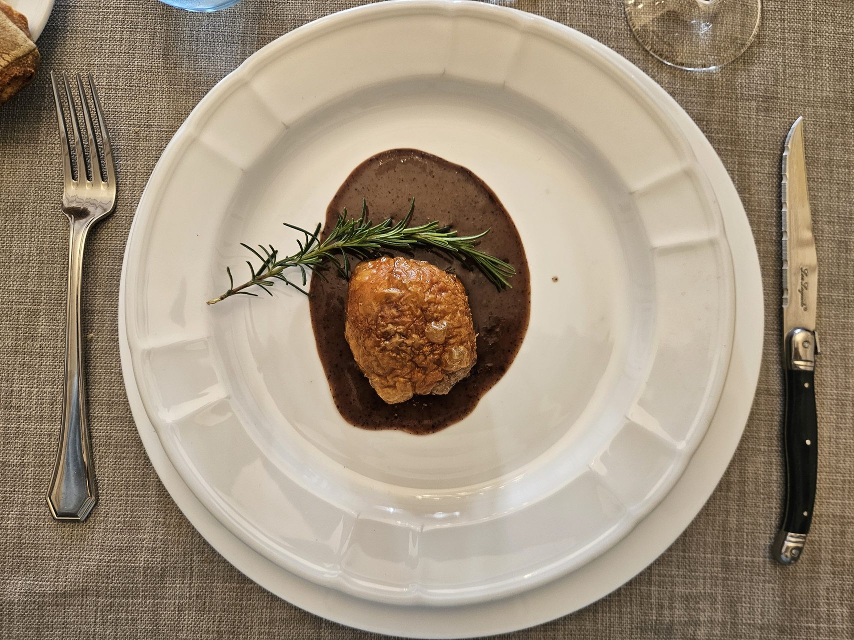 Suprema de codorniz trufada con salsa Périgueux