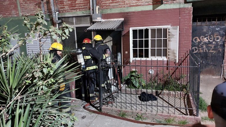 Incendio en un departamento del Barrio Malvinas: el SEM trasladó a dos personas, una con quemaduras en el rostro