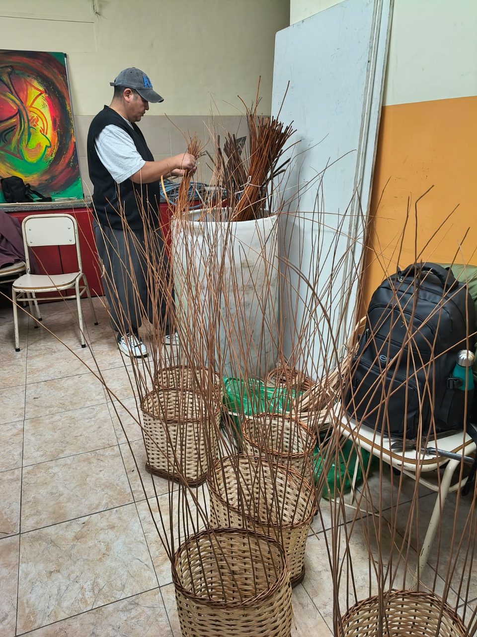 Impulsan talleres de oficios en General Pico: llega una capacitación especial de cestería en junco