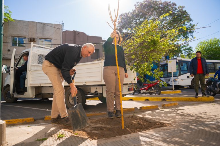 General Pico impulsa la forestación urbana con la entrega de 100 árboles a la comunidad