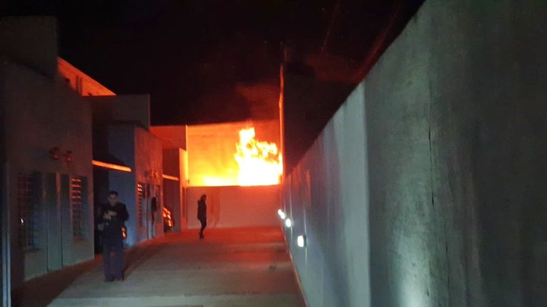 Susto en General Pico: controlado el incendio en el depósito de un supermercado