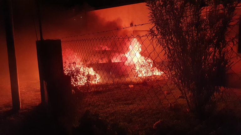 Un Volkswagen Gol fue consumido por las llamas en General Pico mientras los bomberos atendían otra emergencia