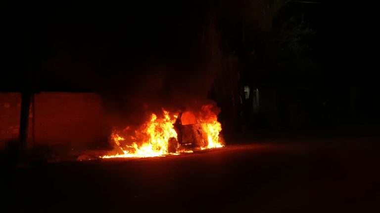 Sospechan de un incendio intencional tras la destrucción total de un auto sin motor en General Pico