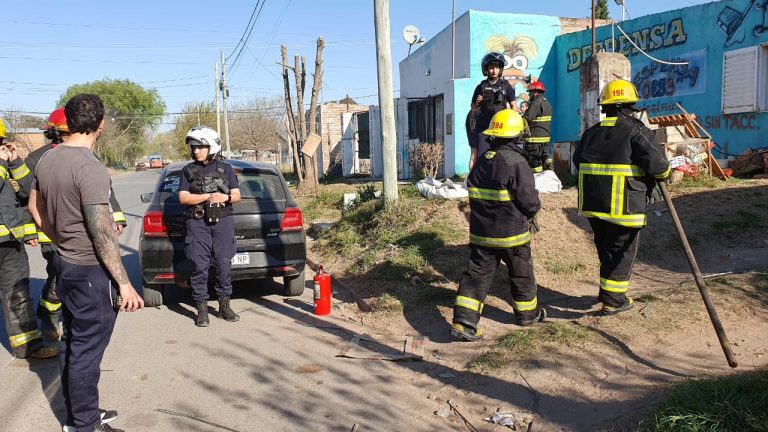 No pasó a mayores: Un bombero que estaba de civil sofocó un principio de incendio en la calle 56
