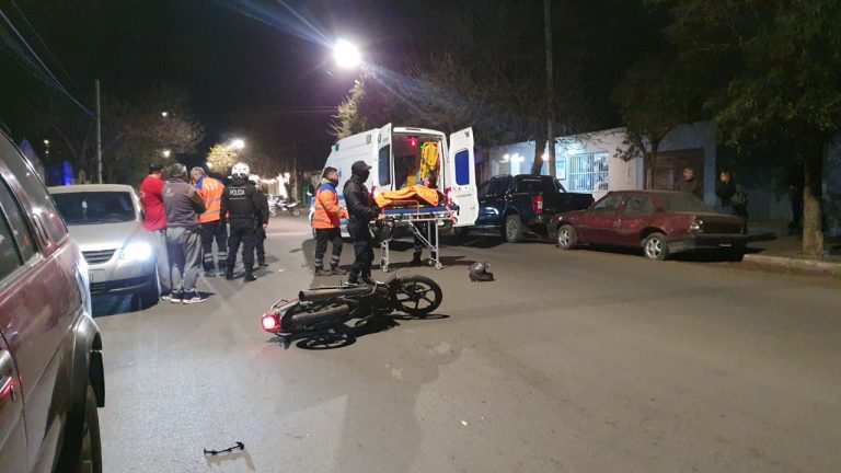 Una joven motociclista fue hospitalizada tras chocar contra un perro en la intersección de las calles 107 y 6