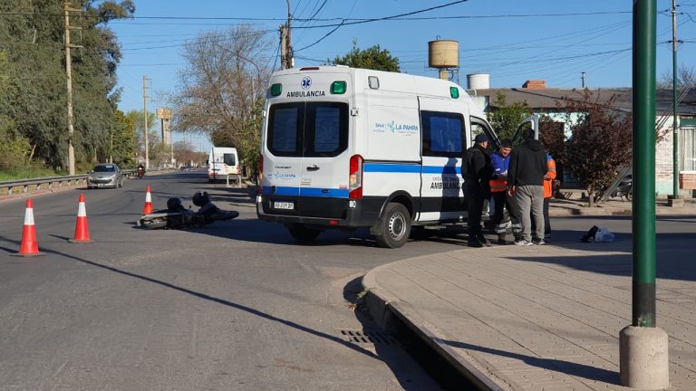 Choque entre una moto y un auto en la intersección de las calles 40 y 25