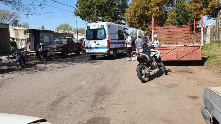 Una joven fue hospitalizada tras chocar en moto contra un perro suelto en General Pico