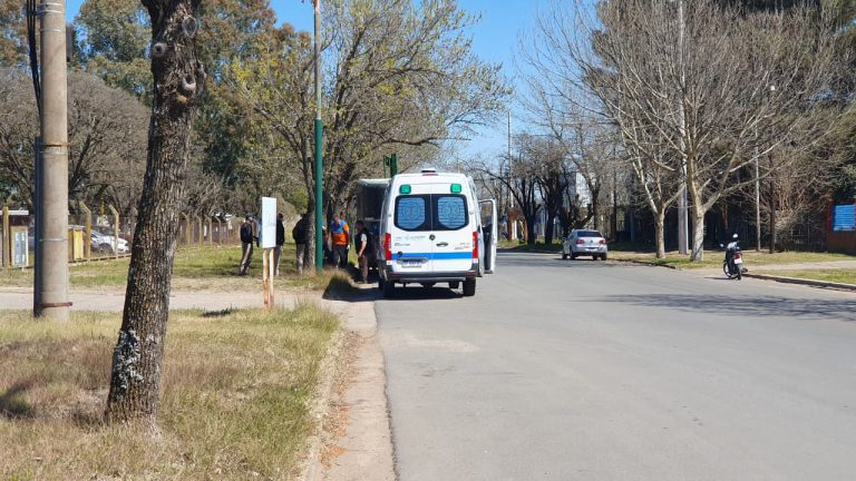 Un motociclista fue hospitalizado tras esquivar un auto y caer en el Parque Industrial