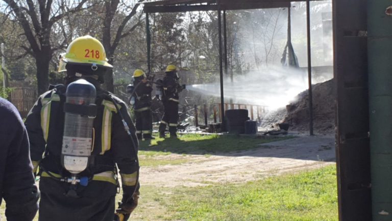 Dos dotaciones de bomberos sofocaron un incendio en un galpón de la calle 306