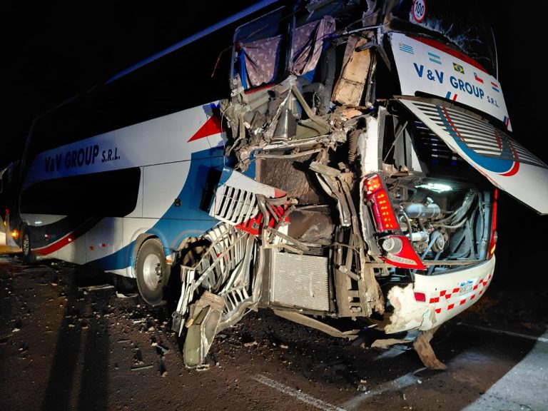 Choque en la Ruta 13: un camión impactó por detrás a un colectivo con 60 pasajeros en Chacharramendi