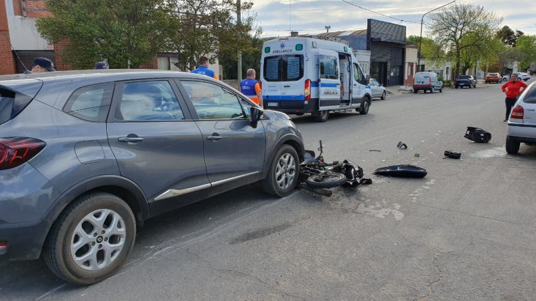 Violento choque en calles 29 y 22: un motociclista debió ser hospitalizado