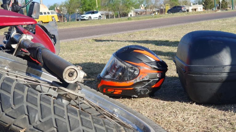 Un motociclista perdió el control y cayó sobre la avenida Brunengo: el casco evitó lesiones graves