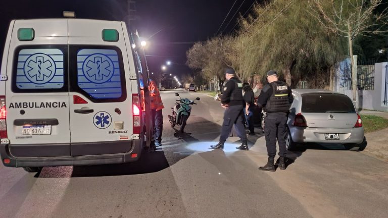 Un motociclista perdió el control al acomodarse el casco y chocó contra un auto estacionado