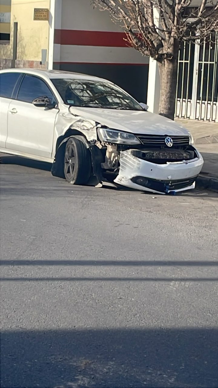 Choque en la madrugada de General Pico: un Volkswagen Vento impactó contra un camión en la calle 2