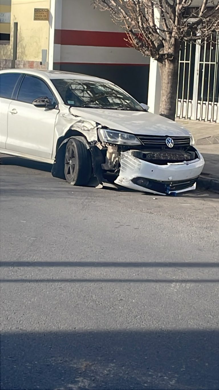 Choque en la madrugada de General Pico: un Volkswagen Vento impactó contra un camión en la calle 2