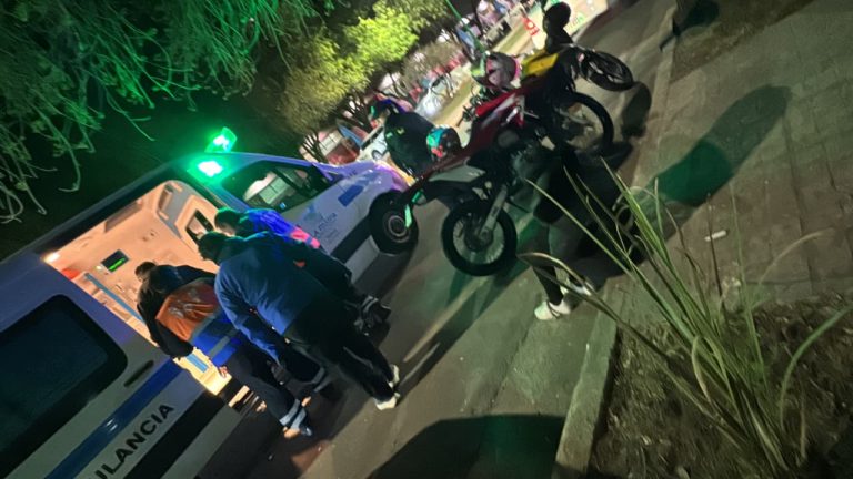Dos jóvenes hospitalizados tras ser rozados por una moto que hacía “willy” en General Pico