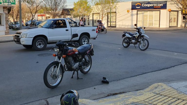 Colisión entre una camioneta y una moto en la intersección de calles 7 y 22
