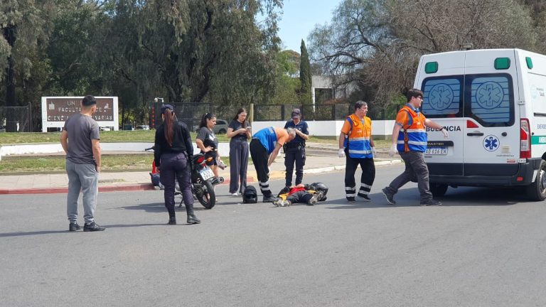 Choque entre un auto y una moto en calles 5 y 116: dos jóvenes resultaron hospitalizados