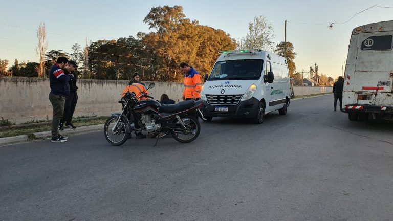 Una motociclista cayó tras chocar contra un perro en calle 19