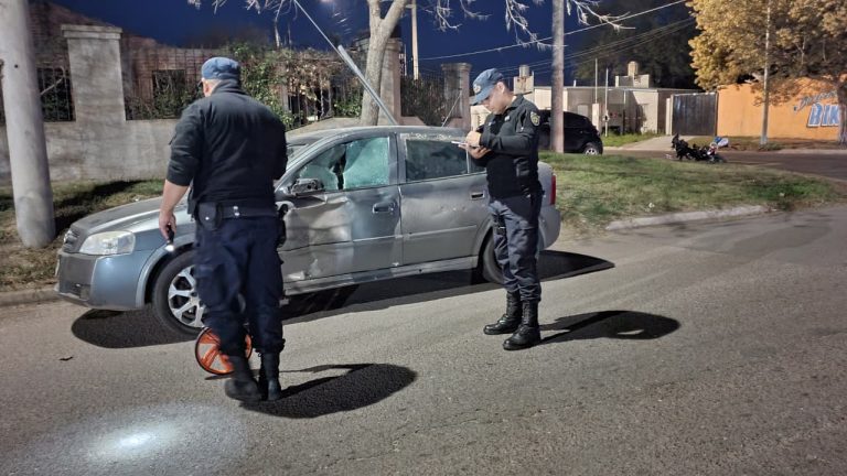 Dos jóvenes hospitalizados tras chocar contra un auto e intentar retirarse con la moto en General Pico