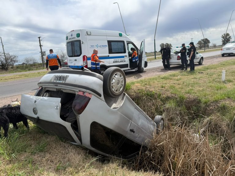 Insólito accidente en la avenida Brunengo: quiso parar a ver unos patos y el auto terminó volcado en un canal